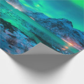 Aurora borealis over the sea coast, snowy mountain geschenkpapier (Ecke)