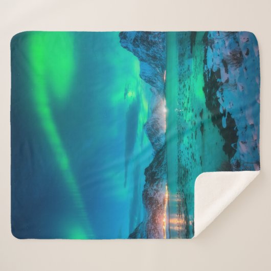 Aurora borealis over the sea coast, snowy mountain sherpadecke (Vorderseite (Horizontal))
