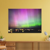 Aurora Borealis über City Lights Leinwanddruck (Insitu (Wohnzimmer))
