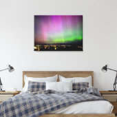 Aurora Borealis über City Lights Leinwanddruck (Insitu (Schlafzimmer))