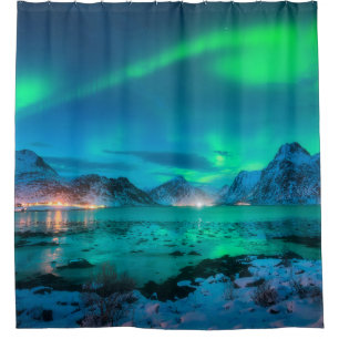 Aurora borealis über der Meeresküste, schneebedeck Duschvorhang