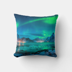 Aurora borealis über der Meeresküste, schneebedeck Kissen