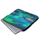 Aurora borealis über der Meeresküste, schneebedeck Laptopschutzhülle (Vorne Knopf)