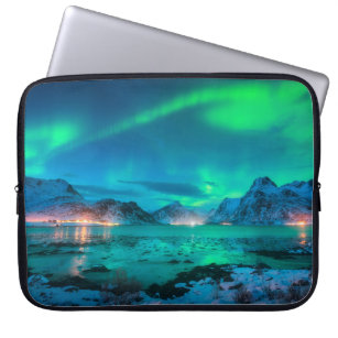 Aurora borealis über der Meeresküste, schneebedeck Laptopschutzhülle