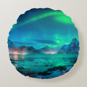 Aurora borealis über der Meeresküste, schneebedeck Rundes Kissen