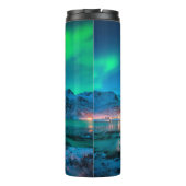 Aurora borealis über der Meeresküste, schneebedeck Thermosbecher (Rückseite)
