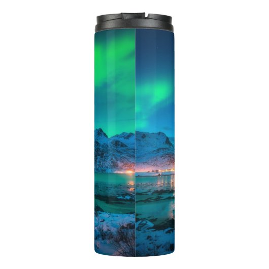 Aurora borealis über der Meeresküste, schneebedeck Thermosbecher (Rückseite)