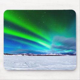 Aurora borealis über gefrorenem See Laberge, Yukon Mousepad