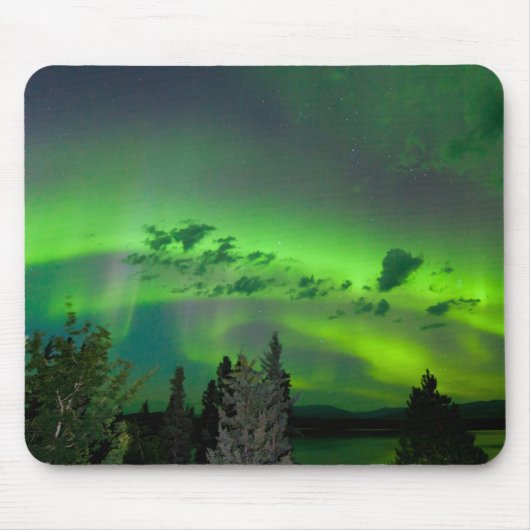 Aurora borealis über nördlichem Wald Mousepad (Vorne)