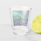 Aurora borealis über Winterkabine Schnapsglas (Rückseite)
