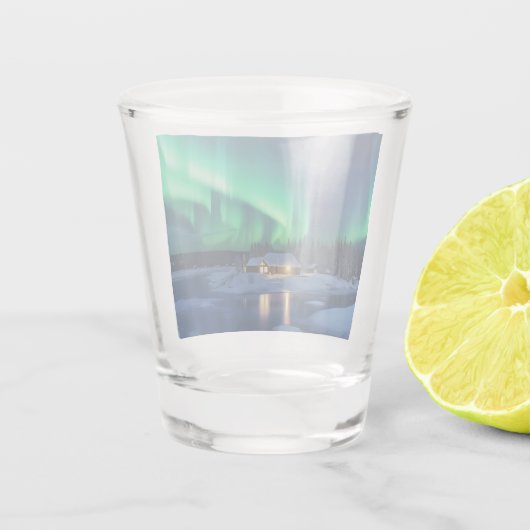 Aurora borealis über Winterkabine Schnapsglas (Rückseite)