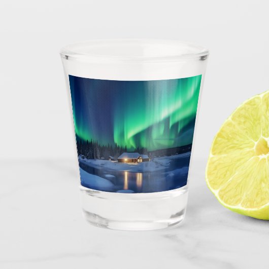 Aurora borealis über Winterkabine Schnapsglas (Vorderseite)