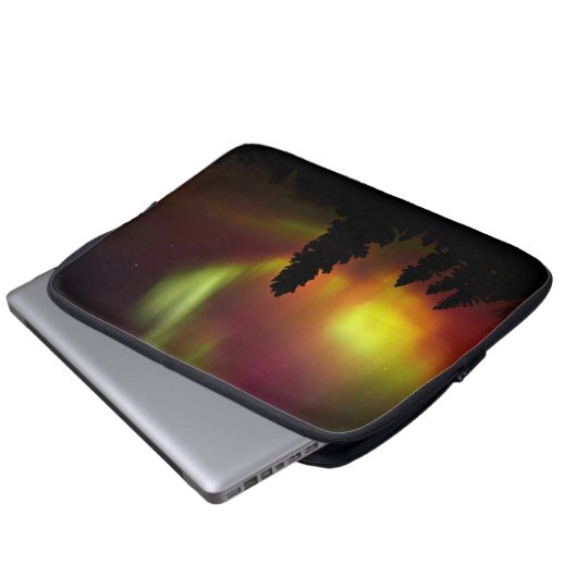 Aurora Borealis und Bäume Laptopschutzhülle (Vorne Knopf)
