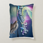 Aurora Dolphin: Sprung ins Licht Dekokissen (Vorderseite(Vertikal))