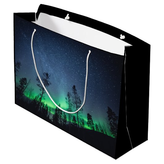 Aurora Forest Astro Foto Große Geschenktüte (Rückseite Schrägansicht)
