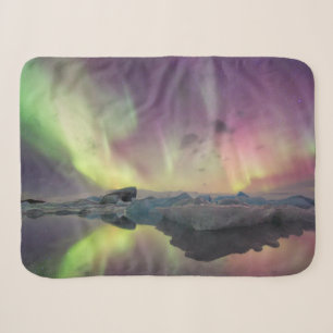 Aurora-Lichter spiegeln sich in der Lagune Sherpadecke