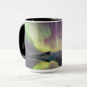 Aurora-Lichter spiegeln sich in der Lagune Tasse