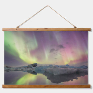 Aurora-Lichter spiegeln sich in der Lagune Wandteppich Mit Holzrahmen