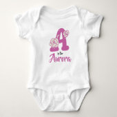 Aurora Name Baby Outfit Letter A Romporal Baby Strampler (Vorderseite)