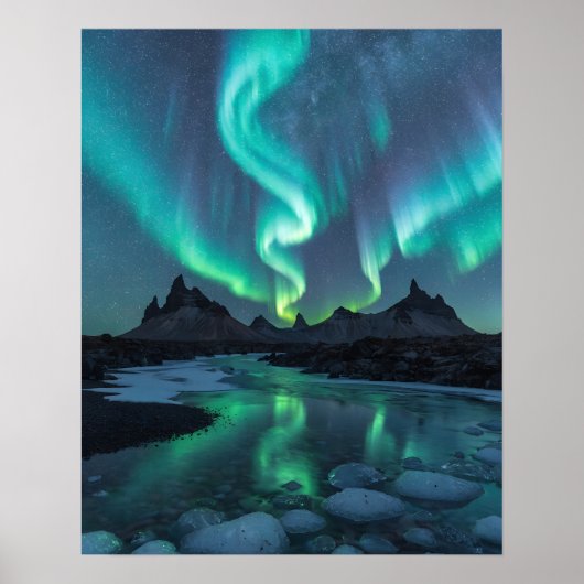 Aurora Over Icelandic Wilderness Poster (Vorne)