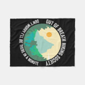Aus dem Atem wandernde Gesellschaft Funny Wiker Tr Fleecedecke (Vorderseite (Horizontal))