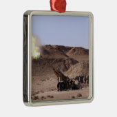 Aus dem Maultier entstehen Flammen und Rauch Silbernes Ornament (Rechts)