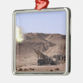 Aus dem Maultier entstehen Flammen und Rauch Silbernes Ornament (Links)