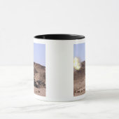 Aus dem Maultier entstehen Flammen und Rauch Tasse (Zentrum)