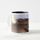 Aus dem Maultier entstehen Flammen und Rauch Zweifarbige Tasse (Vorderseite Links)