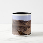 Aus dem Maultier entstehen Flammen und Rauch Zweifarbige Tasse (Mittel)