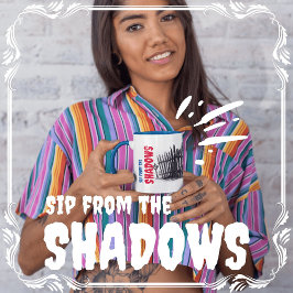 Aus dem Schatten heraus schlucken Kaffeetasse