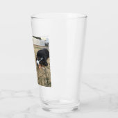 Aus dem Schwarz-Weiß-Foto des Hundes Glas (Links)