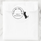 Aus der Bibliothek des Buchzeichen Black Cat Scrat Runder Aufkleber (Tasche)