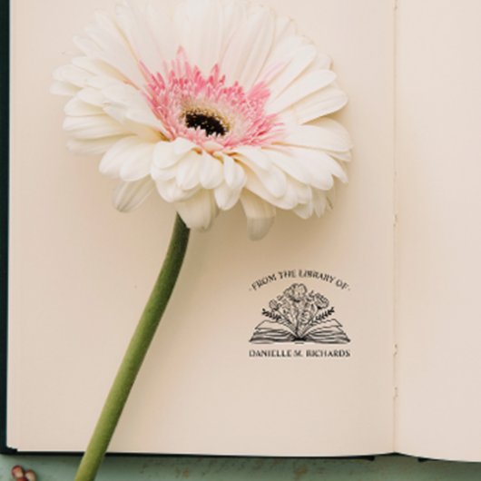 AUS DER BIBLIOTHEK IHRES NAMENS ERÖFFNETE BUCHBLUM GUMMISTEMPEL