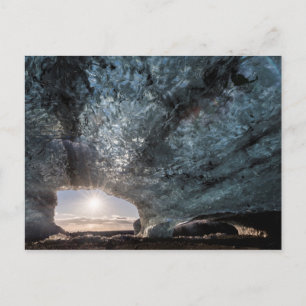 Aus einer Eishöhle hinausblickend, Island Postkarte