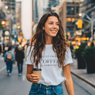 Aus Kaffee und Ehrgeiz erbaut Minimalistische Moti T-Shirt