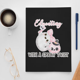 Ausbildung mit einer unheimlichen Drehung Hallowee Quadratischer Aufkleber