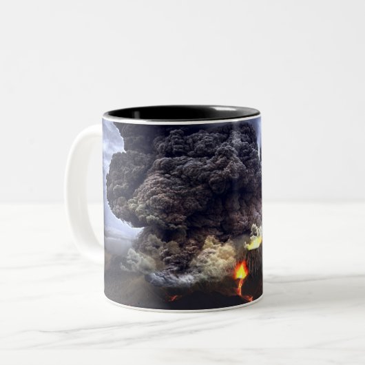 Ausbrechen des Vulkans auf Berg Zweifarbige Tasse (Vorderseite Links)