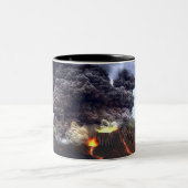 Ausbrechen des Vulkans auf Berg Zweifarbige Tasse (Mittel)