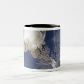 Ausbruch des Vulkans Sarychev Zweifarbige Tasse (Mittel)