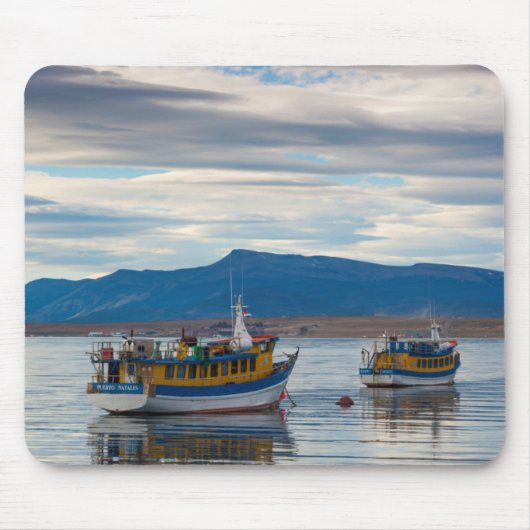 Ausflugsboote auf der Bucht von Seno Ultima Espera Mousepad (Vorne)
