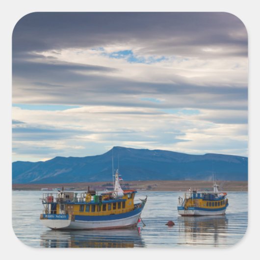 Ausflugsboote auf der Bucht von Seno Ultima Espera Quadratischer Aufkleber (Vorderseite)