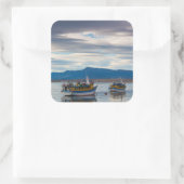 Ausflugsboote auf der Bucht von Seno Ultima Espera Quadratischer Aufkleber (Tasche)