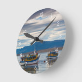 Ausflugsboote auf der Bucht von Seno Ultima Espera Runde Wanduhr (Winkel)