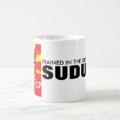 AUSGEBILDET IN DER TÖDLICHEN KUNST VON SUDUKO KAFFEETASSE (Mittel)