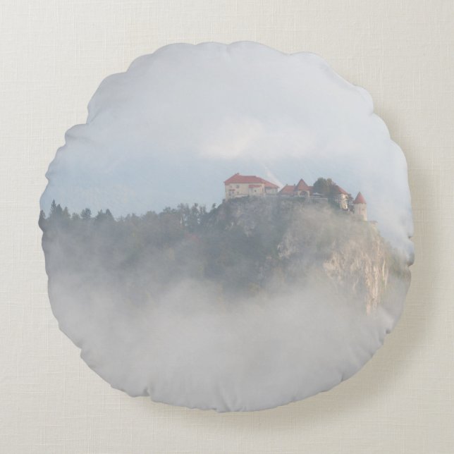 Ausgeblutetes Schloss umgeben durch Wolken Rundes Kissen (Vorderseite)