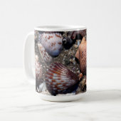 Ausgebogte bunte Seashells auf einem schwarzen Kaffeetasse (Vorderseite Links)