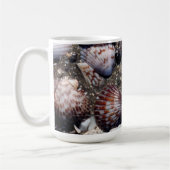 Ausgebogte bunte Seashells auf einem schwarzen Kaffeetasse (Links)