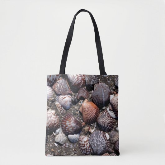 Ausgebogte bunte Seashells auf einem schwarzen Tasche (Vorderseite)