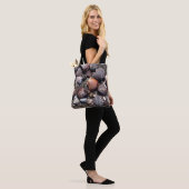 Ausgebogte bunte Seashells auf einem schwarzen Tasche (Am Model)